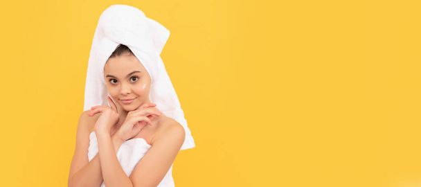 Tratamiento facial infantil, cosmetología y spa, chica adolescente alegre en toalla de ducha con crema en la cara. Cosméticos y cuidado de la piel para niños adolescentes, diseño de póster. Belleza niña bandera - Foto, Imagen