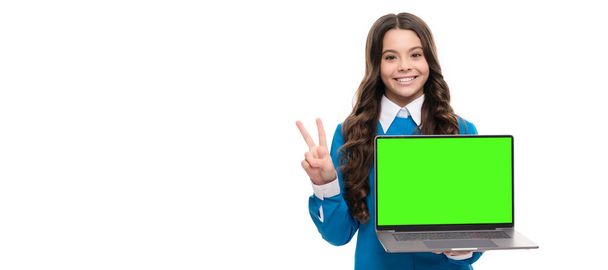 šťastný obličej dospívající dívka s dlouhými kudrnaté vlasy show počítač izolovaný na bílém, klid. - Fotografie, Obrázek
