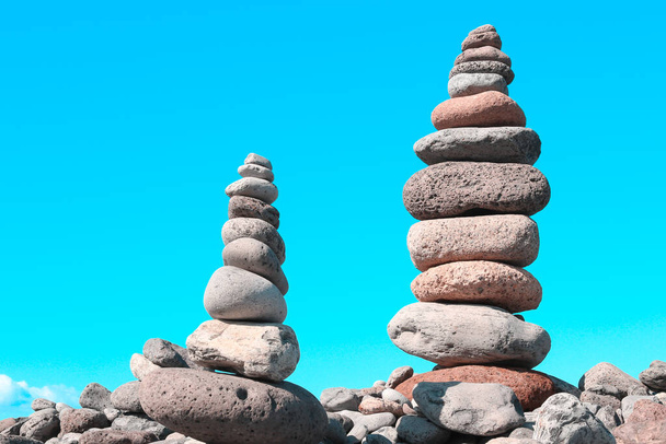 skalne wieże symbolizujące równowagę i harmonię - Zdjęcie, obraz