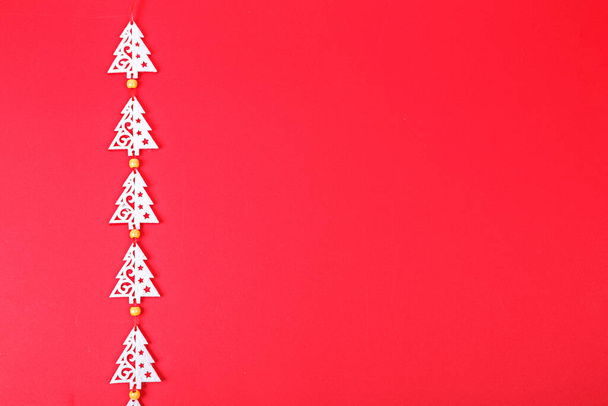 Guirlande de Noël sur fond rouge close-up - Photo, image