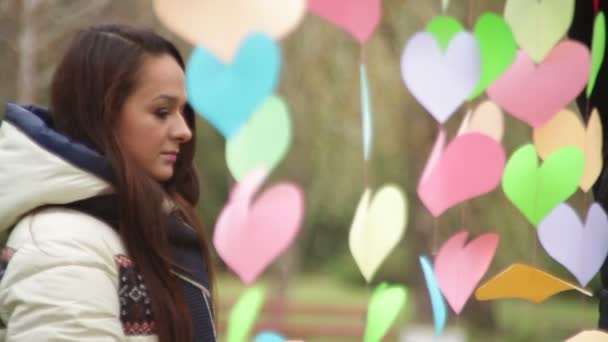 Человек вешает цветные сердца в День Святого Валентина
 - Кадры, видео