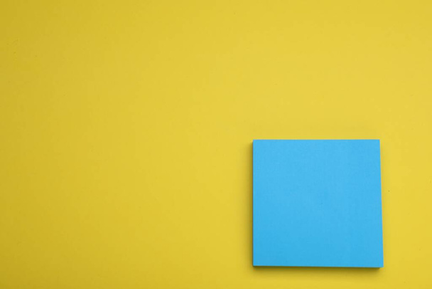 Paper note on yellow background, top view. Space for text - Foto, Bild