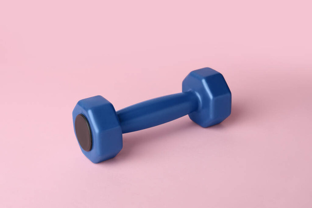 One blue dumbbell on light pink background - Foto, immagini