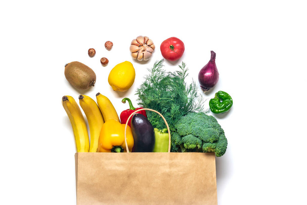 Eco friendly χάρτινη τσάντα κατάστημα με ωμά βιολογικά πράσινα λαχανικά απομονώνονται σε λευκό φόντο Επίπεδη lay, top view Μηδέν απόβλητα, πλαστικό ελεύθερη έννοια Υγιεινή καθαρή διατροφή και αποτοξίνωση, γεωργία έννοια. - Φωτογραφία, εικόνα