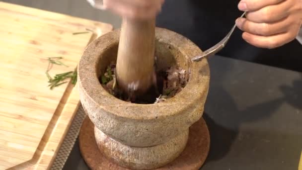 Chef batendo pasta de camarão picante em uma argamassa de pedra marrom. - Filmagem, Vídeo