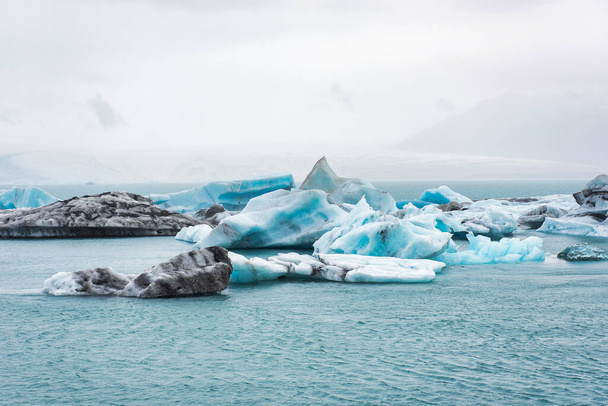 Icebergs in Jkulsrln, a large glacier lagoon. - Foto, Imagem
