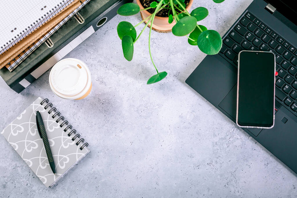 Moderní kancelářský stůl s notebookem, smartphonem a dalšími potřebami s šálkem kávy - Fotografie, Obrázek