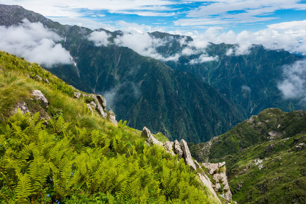 Kauniit vuoret huiput ja vesiputoukset taustalla. Shrikhand Mahadev Kailash Himalaja Yatra. Himachal Pradesh Intia. - Valokuva, kuva