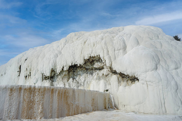 温泉水が流れる炭酸塩鉱物で有名です。パムッカレ,トルコ語で「綿の城」を意味します,それは自然なサイトです.. - 写真・画像