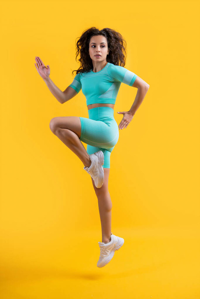 Fit girl isolated on yellow. Energetic girl running studio. Fitness workout. Fitness and sport. - Fotoğraf, Görsel