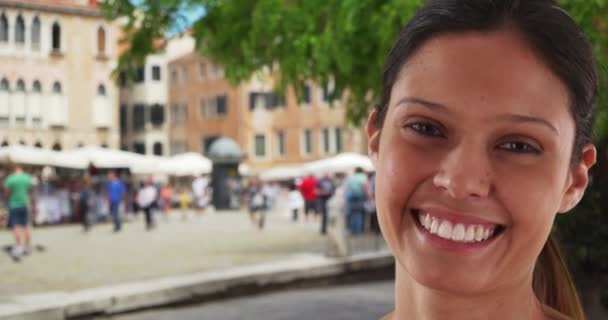 Close up portret pięknej kobiety turystycznej na ulicy we Włoszech, zwiedzanie i zwiedzanie miasta. Wesoła kobieta ciesząca się wakacjami w Wenecji. 4k - Materiał filmowy, wideo