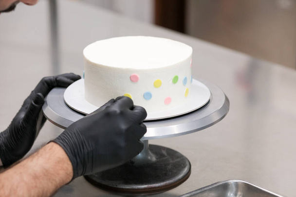 decorar uma taça de bolos fosco com vários pontos coloridos - Foto, Imagem