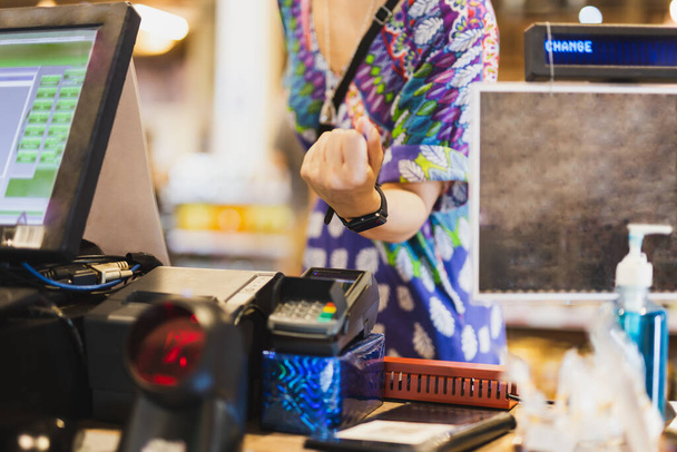 Клієнтська плата смарт-гаманець через термінал розумних годинників
 - Фото, зображення