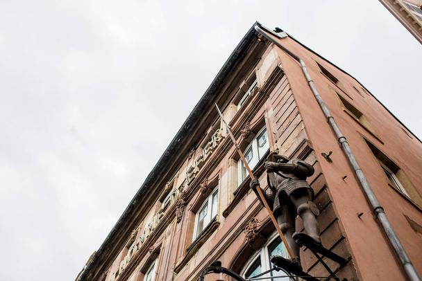 Vue en angle bas de l'armure en acier Homme de Fer sur la façade du vieil édifice emblématique du centre-ville de Strasbourg - Photo, image