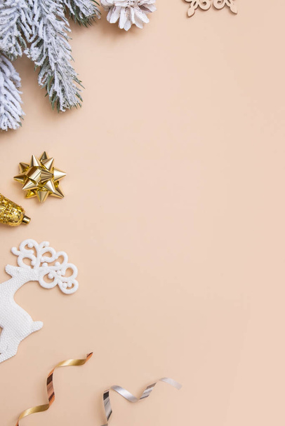 Weihnachten flache Komposition mit Geschenken, Zapfen, Kiefer auf beigem Hintergrund Draufsicht. Kopierraum. - Foto, Bild