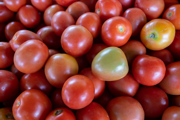 Stapel groene en rode tomaten op de markt. - Foto, afbeelding