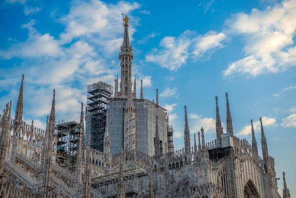 Павуки Міланського собору під час реконструкції. - Фото, зображення