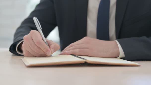 Close Up of Young Businessman Escrevendo no Notebook - Filmagem, Vídeo