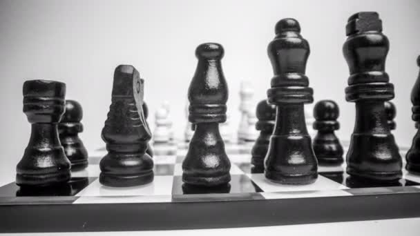 Een schaak wordt gespeeld in stop motion in macro - Video