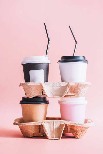 Café para ir em bandejas ficar em cima uns dos outros fundo rosa oposto. - Foto, Imagem