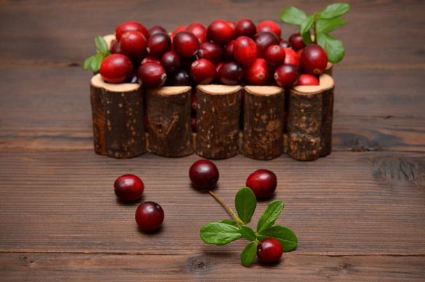 cranberries maduras em uma mesa de madeira perto - Foto, Imagem
