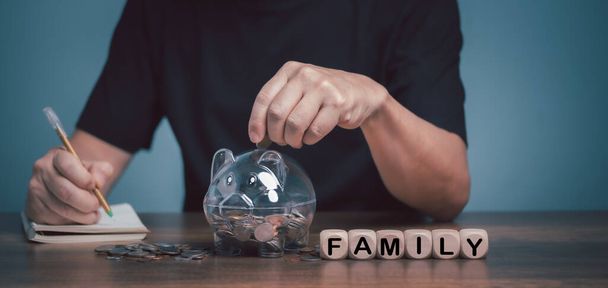 Familie geld te besparen concept, Man hand zetten munt in spaarvarken bank en doen familie rekening schaven. - Foto, afbeelding