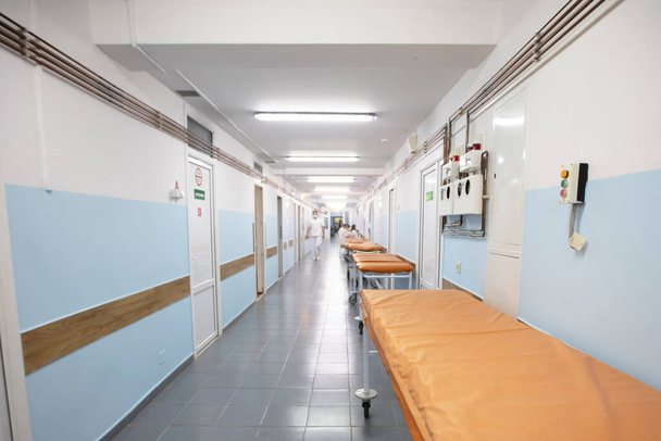 Μακρύς διάδρομος νοσοκομείου με φορεία χωρίς ανθρώπους. - Φωτογραφία, εικόνα