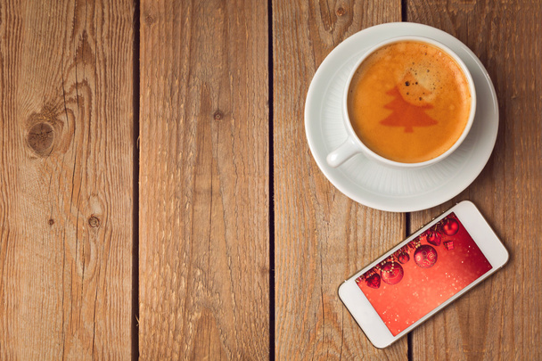 Xícara de café e smartphone com imagem de Natal
 - Foto, Imagem