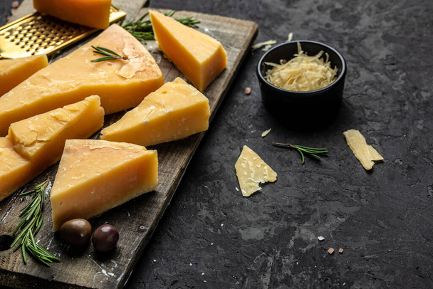 Κομμάτια από parmigiano reggiano ή παρμεζάνα τυρί, σκληρό τυρί, ελιές, δενδρολίβανο. θέση για κείμενο, κορυφαία προβολή, - Φωτογραφία, εικόνα