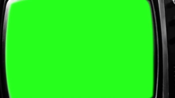 Retro Telewizja z zielonym ekranem. Czarno-biały ton. Powiększ. Możesz zastąpić zielony ekran materiałem filmowym lub zdjęciem, które chcesz. Możesz to zrobić z efektem Keying w After Effects lub innym oprogramowaniu do edycji wideo. 4K. - Materiał filmowy, wideo