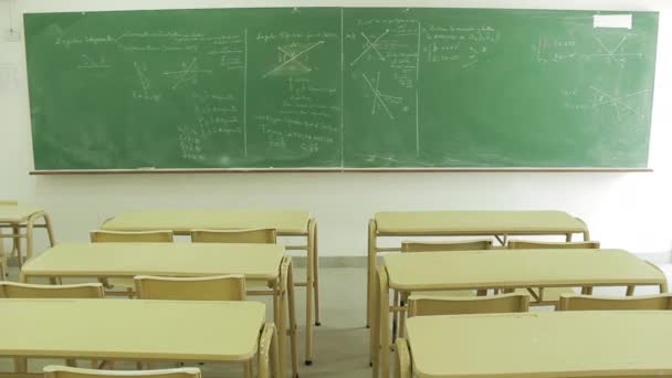 Pusta klasa z zieloną tablicą w szkole publicznej w Buenos Aires, Argentyna. Rozdzielczość 4K. - Materiał filmowy, wideo