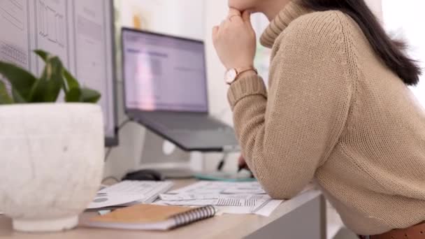ウェブデザイン、仕事と女性は、コンピュータ上で計画し、ウェブ上で作業し、仕事でノートで研究を行う。ウェブサイトのためのインスピレーションのためのインターネット上のuxの労働者の創造性、革新と手. - 映像、動画