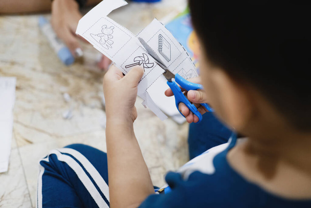 Enfance apprennent à utiliser des ciseaux pour couper le papier - Photo, image