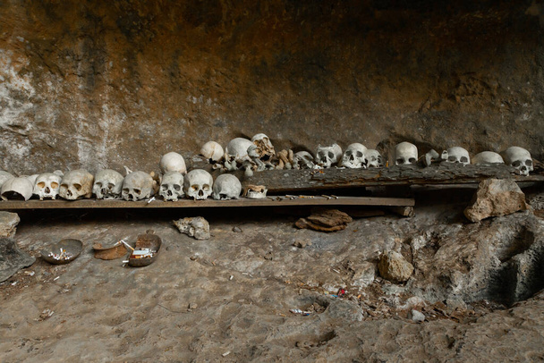 Tana Toraja, Tampang Allo, Sulawesi, Endonezya 'daki mezarlıkta ölü insanların kafatasları. - Fotoğraf, Görsel