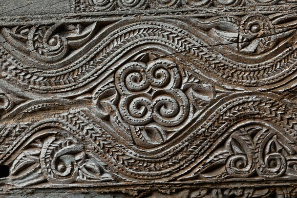 Tana Toraja, Tampang Allo, Sulawesi, Endonezya 'nın mezarlığındaki bir tabutun tahtasına süsleme ve kabartma detayları. - Fotoğraf, Görsel