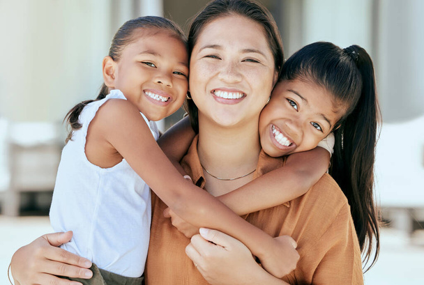 Šťastný, portrét a děti objímající svou matku s úsměvem, láskou a péčí před svým domem. Štěstí, objetí a dívky děti s jejich matkou v Mexiku sedí venku na jejich dvorku doma - Fotografie, Obrázek