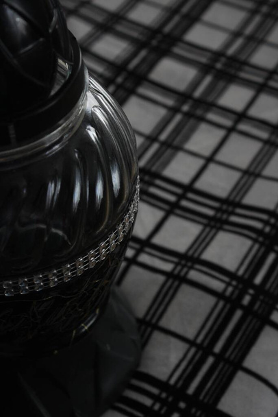 Fekete spicli egy rács hátterében - Fotó, kép
