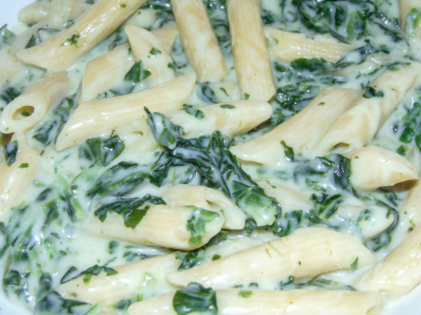 Penne tészta gorgonzolával és spenóttal krémes sajtszószban - Fotó, kép