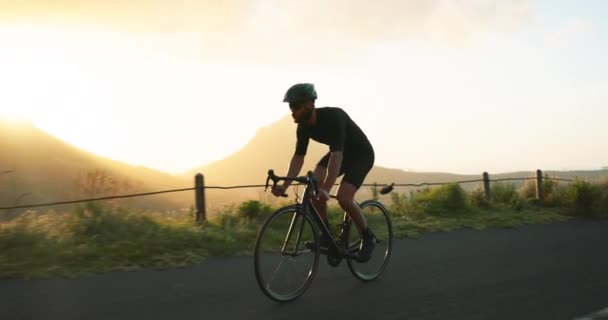自然の中で日没の間にマウンテンスポーツ、運動やワークアウトで道路上のフィットネス、男とサイクリング。健康な心臓、トレーニングや屋外サイクルツアーのための山の中でアクティブな男性乗馬自転車. - 映像、動画