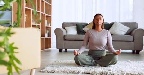 Kadın, zen ve meditasyon evdeki oturma odasında. Akıl sağlığı, huzur dengesi ve gevşeme sağlıklı motivasyon zihin eğitimi egzersizi ya da yoga enerjisi çakra yerde ruhsal özgürlük. - Video, Çekim