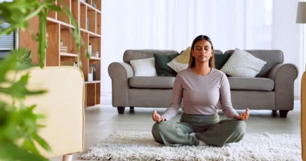 Meditation, Zen und Frieden für Wellness-Frau meditiert für spirituelle Energie, Chakra-Heilung und gesunde Denkweise. Gesundheit zu Hause Fitness, Yoga-Training Workout und Relax-Mädchen meditieren für inneres Gleichgewicht. - Filmmaterial, Video