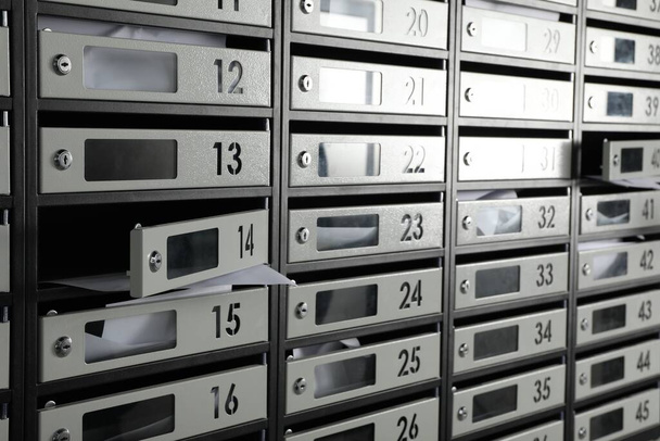 Новые почтовые ящики с замочными отверстиями, номерами и квитанциями - Фото, изображение