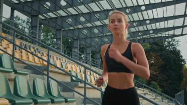Sportvrouw hardloper jogger vrouwelijke atleet meisje fitness vrouw lopen op de stad stadion joggen cardio snelheid workout run marathon ochtend oefenen gezonde levensstijl motivatie sport oefening buiten - Video