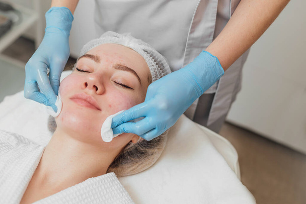 Mulher recebendo tratamento de rosto e corpo na clínica de beleza - Foto, Imagem