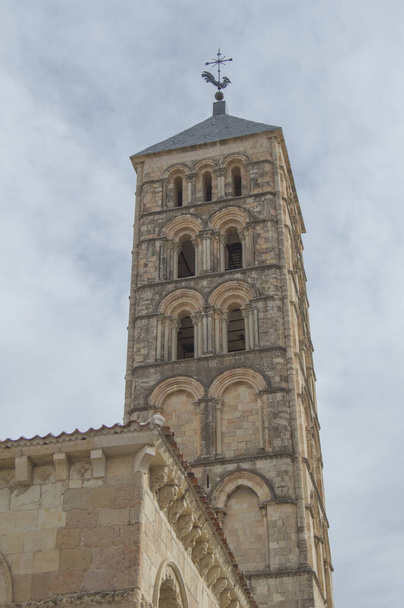 Románská věž kostela San Esteban se rýsovala proti obloze v Segovii. Španělsko - Fotografie, Obrázek