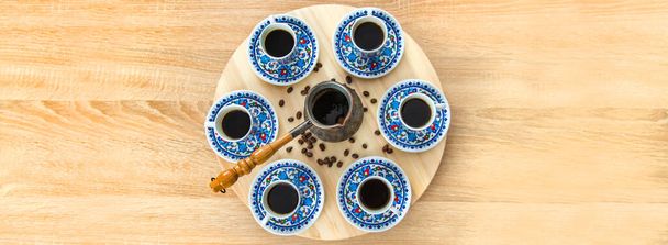 Turecka kawa wiele filiżanek na stole. Wybiórcze skupienie. Pij.. - Zdjęcie, obraz