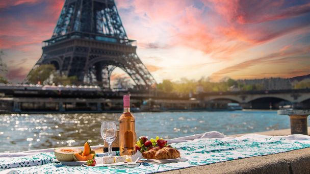 Piknik a víno poblíž Eiffelovy věže. Selektivní soustředění. Jídlo. - Fotografie, Obrázek
