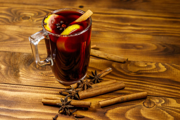 Mulled wine and spices on wooden table - Foto, Imagen