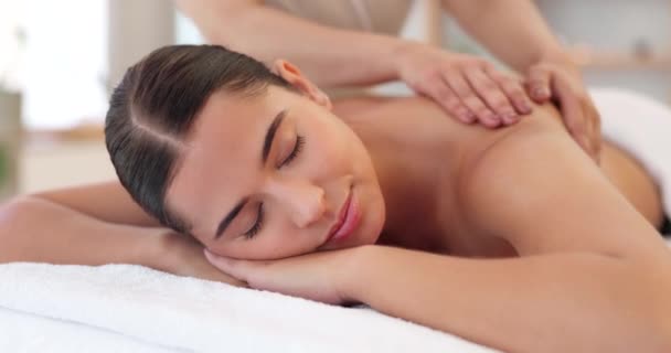 Relax, Wellness-Massage und Wellness für Frauen, Beauty und Luxus-Resort mit Hand der Masseurin für Rückenmassage. Glückliche, friedliche und Zen-Körperbehandlung in Thailand für Schönheit, Hautpflege und gesunde Verwöhnsession. - Filmmaterial, Video