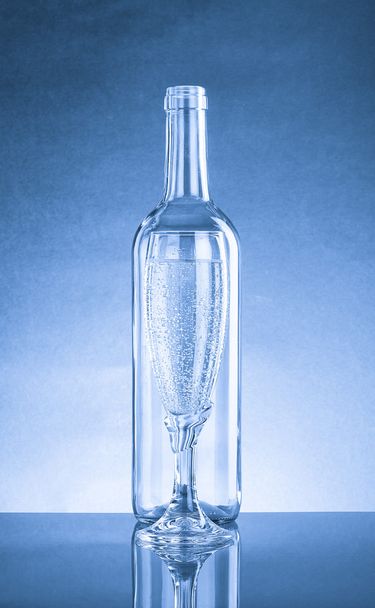 Empty bottle and glass with a pop of transparent glass. Standing - Fotoğraf, Görsel